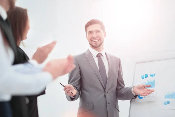 Empresário de sucesso no escritório liderando um grupo — Fotografia de Stock