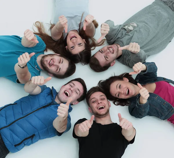 Concepto de amistad y éxito - feliz equipo estudiantil acostado en — Foto de Stock
