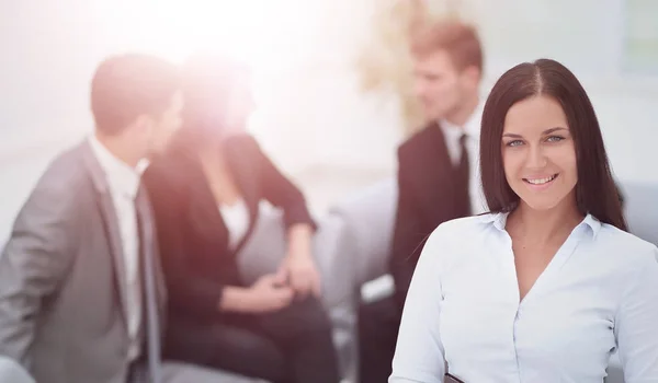 Erfolgreiche Geschäftsfrau steht mit ihren Mitarbeitern im Hintergrund — Stockfoto