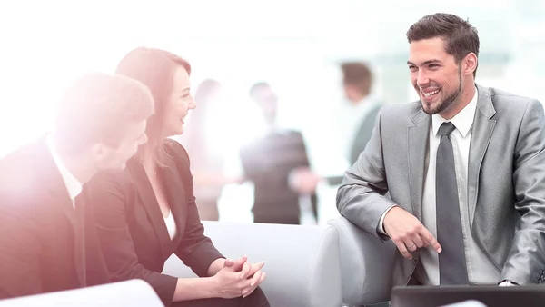 Zufriedene Geschäftsleute sprechen über Treffen im Büro — Stockfoto
