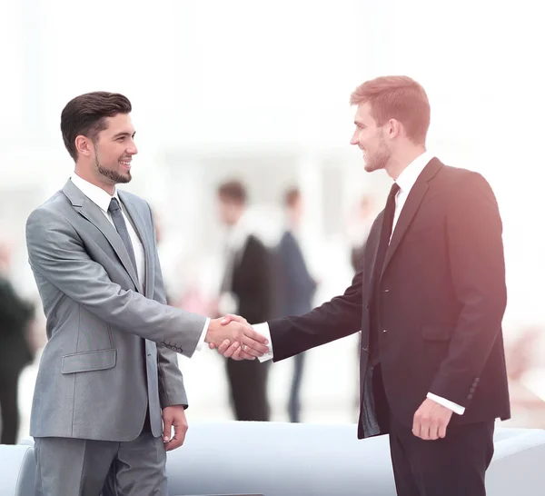 Empresários apertando as mãos durante uma reunião — Fotografia de Stock