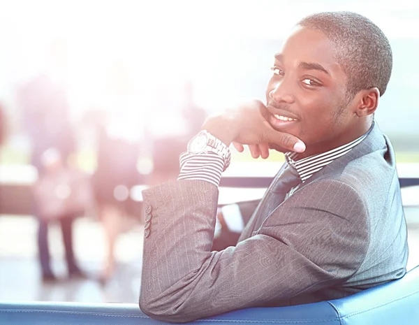 Empresário afro-americano com executivos trabalhando em segundo plano — Fotografia de Stock