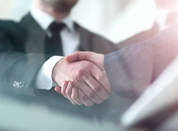Affärsman skakar hand för att sluta ett avtal med sin partner — Stockfoto
