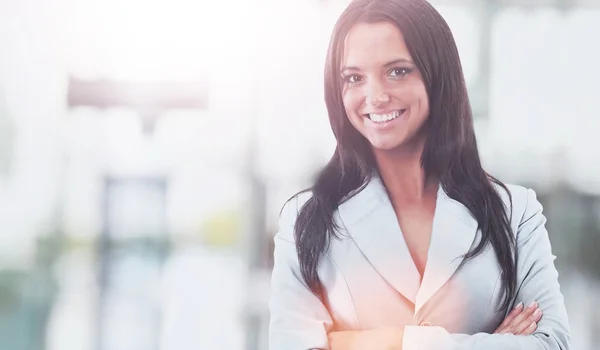 Mujer de negocios moderna en la oficina con espacio para copias — Foto de Stock