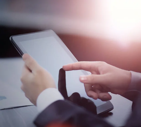 Man met digitale tablet, close-up — Stockfoto