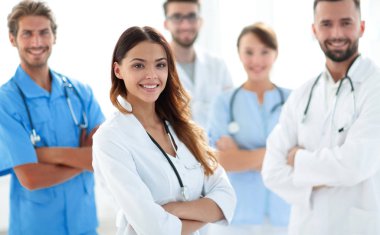 Çekici kadın doktor ile sağlık stetoskop tıbbi grup önünde