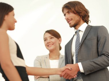 İş adamları geniş pencereli odaya karşı el sıkışıyor