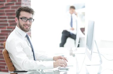 Bulanık arka plandaki başarılı iş adamı