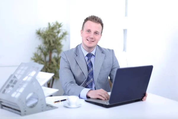 Bello uomo d'affari sta lavorando in un ufficio — Foto Stock