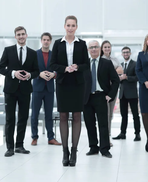 Уверенная деловая женщина, стоящая перед его бизнес-командой . — стоковое фото