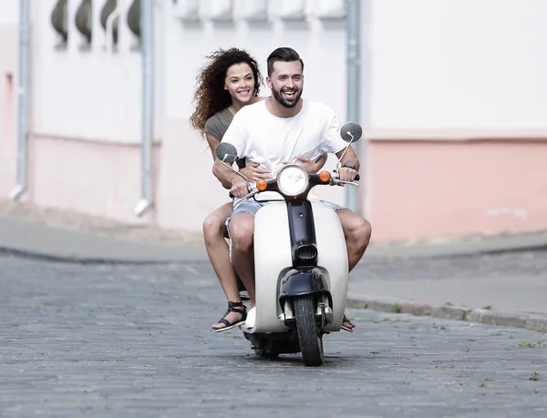 Cool adam ve güzel kız ifade ile scooter üzerinde sürme — Stok fotoğraf