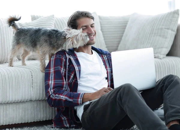 Ragazzo di successo e il suo animale domestico preferito in un accogliente soggiorno . — Foto Stock