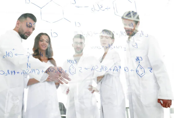 In de achtergrond afbeelding groep laboratorium wetenschappers hun onderzoek bespreken — Stockfoto