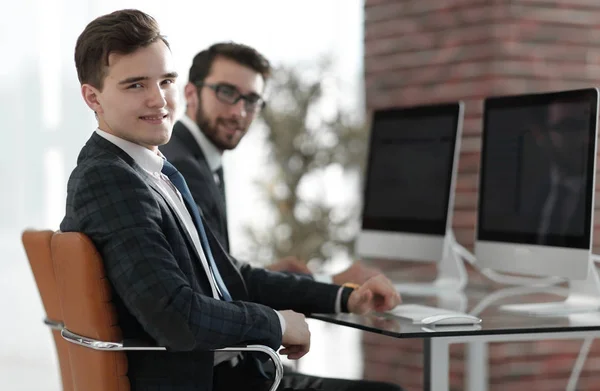 Joven gerente en su escritorio . — Foto de Stock