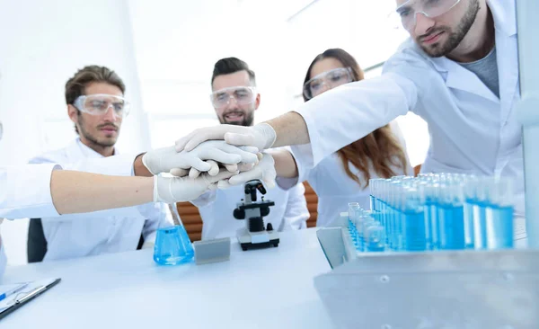 Equipo creativo de jóvenes científicos . — Foto de Stock