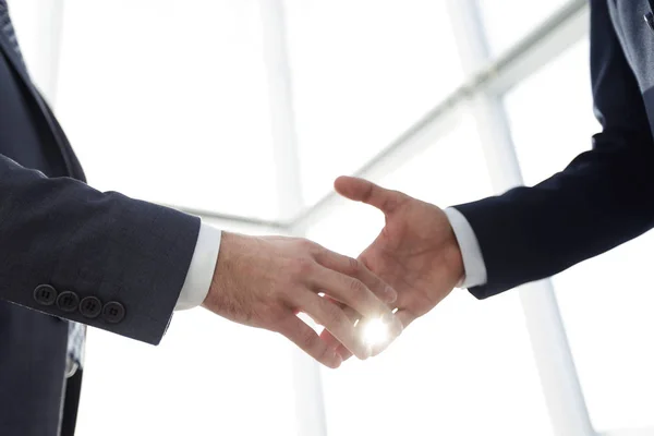 Dva obchodníci si podají ruku. — Stock fotografie