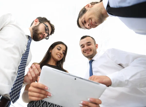 Primer plano del equipo de negocios mirando tableta digital . —  Fotos de Stock