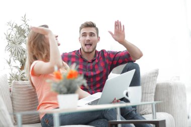 Birbirimizi bir beşlik vererek mutlu genç Çift