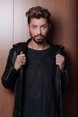 Deri ceketli adam modası, ahşap arka plan