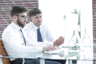 Ciddi iş adamları iş meselelerini tartışıyor.