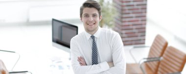 Kendine güvenen genç işadamı office arka plan üzerinde