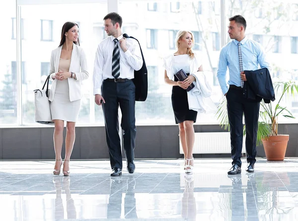 Hommes d'affaires debout dans le hall du bureau moderne . — Photo