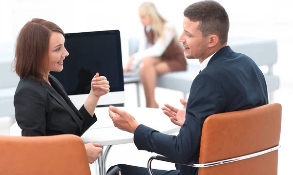 Asociados de negocios hablando en un escritorio . — Foto de Stock