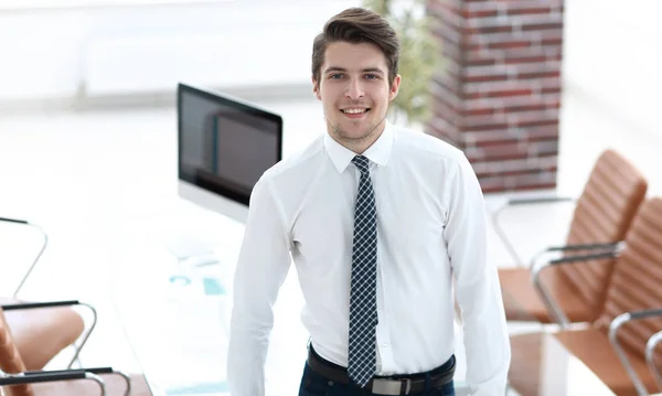 Confiante jovem empresário no fundo do escritório — Fotografia de Stock