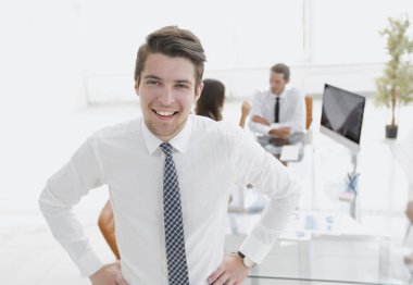 Ofisin arka planında başarılı bir işadamı.