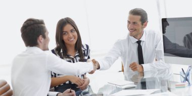 İş adamları el sıkışıyor, toplantıyı bitiriyor.