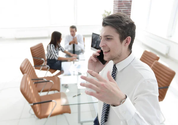 Closeup.businessman falando no smartphone — Fotografia de Stock