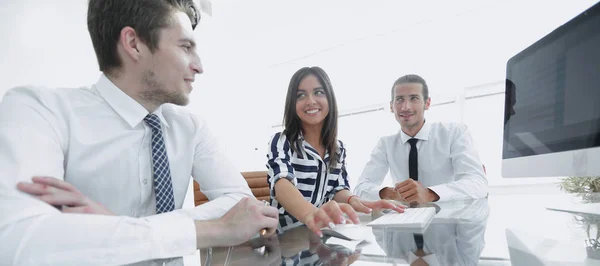 Equipe de negócios sentado na mesa — Fotografia de Stock