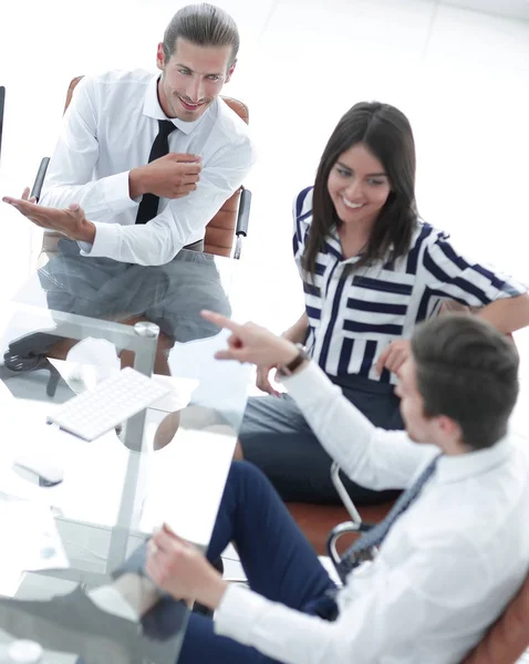 Hombre de negocios rueda su reunión con el equipo de negocios —  Fotos de Stock