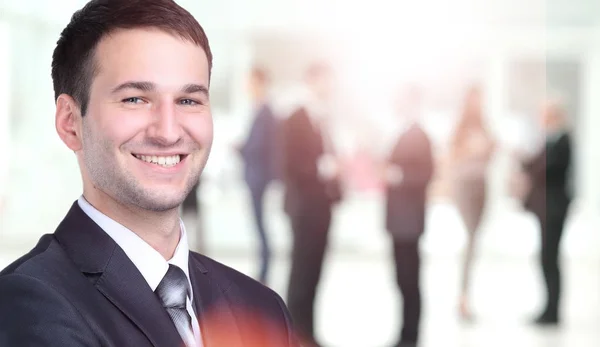 Glücklich Reifen Geschäftsmann Blick auf Kamera mit Zufriedenheit im Büro — Stockfoto