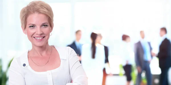 Retrato de una mujer de negocios que se ve feliz y sonriente — Foto de Stock