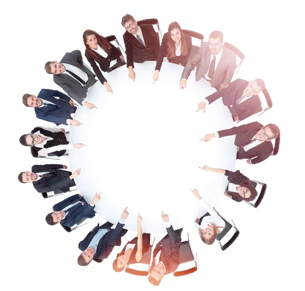 Diverse groep pf jonge mensen uit het bedrijfsleven zitten rond een tafel-disc — Stockfoto