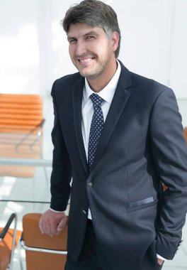 Resepsiyon tarafından ayakta başarılı iş adamı.