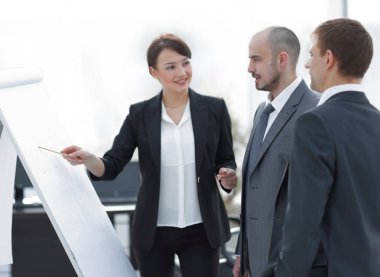 iş kadını iş takım bilgileri flipchart üzerinde gösterilen