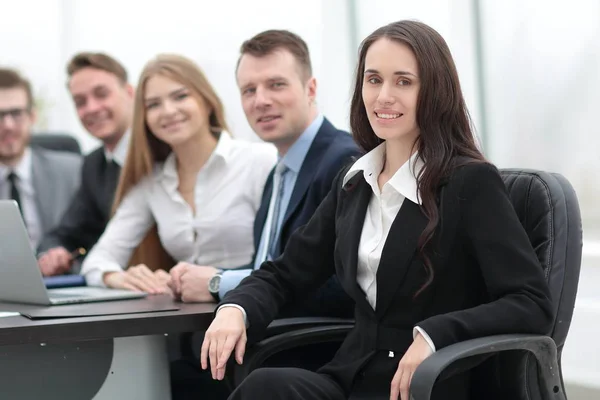 Mulher de negócios e equipe de negócios — Fotografia de Stock