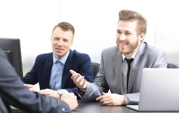 Empregados da empresa no local de trabalho — Fotografia de Stock