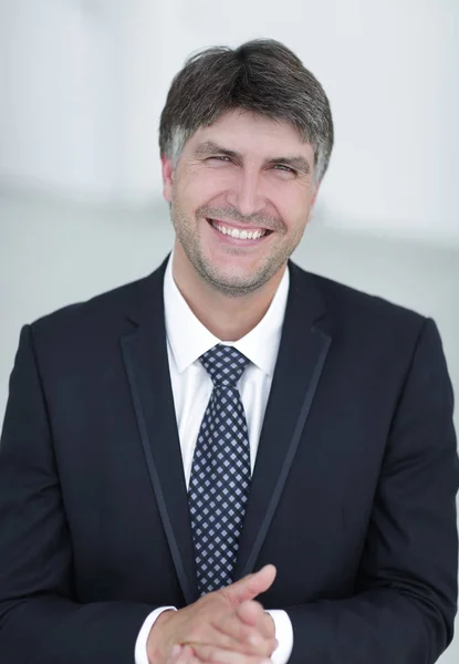 Retrato de un hombre de negocios moderno y benevolente . — Foto de Stock