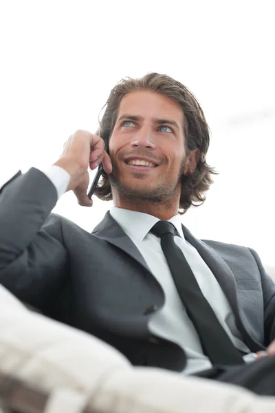 Hombre de negocios exitoso hablando en un teléfono inteligente —  Fotos de Stock