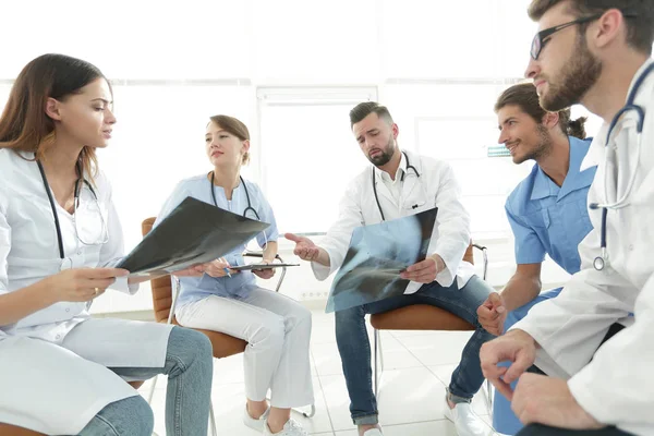 Personal médico que discute la radiografía de un paciente — Foto de Stock