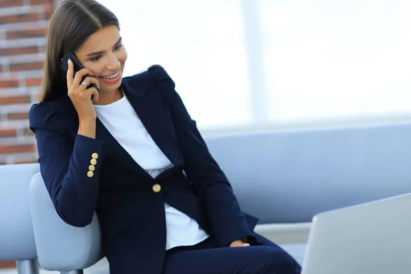 Gerente do sexo feminino falando no telefone móvel — Fotografia de Stock