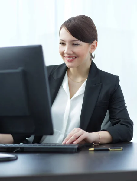 Feliz mujer de negocios escribiendo en la computadora en su escritorio —  Fotos de Stock