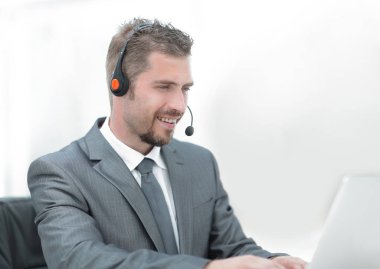 Genç Ajan kulaklık ile çağrı merkezi.