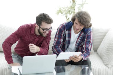 yaratıcı web tasarımcıları bir tablet ve bir dizüstü bilgisayar ile çalışma.