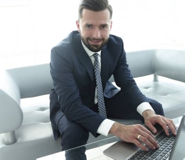 metin tipik dizüstü klavye üzerinde şirket çalışanı