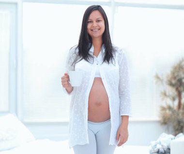 kakao fincan tutan mutlu hamile kadın.