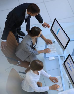 modern bir ofiste bir işyerinde iş takım.